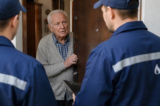 Po návštěvě plynařů zmizelo seniorovi přes 200 tisíc korun. Podezření padlo na vnuka